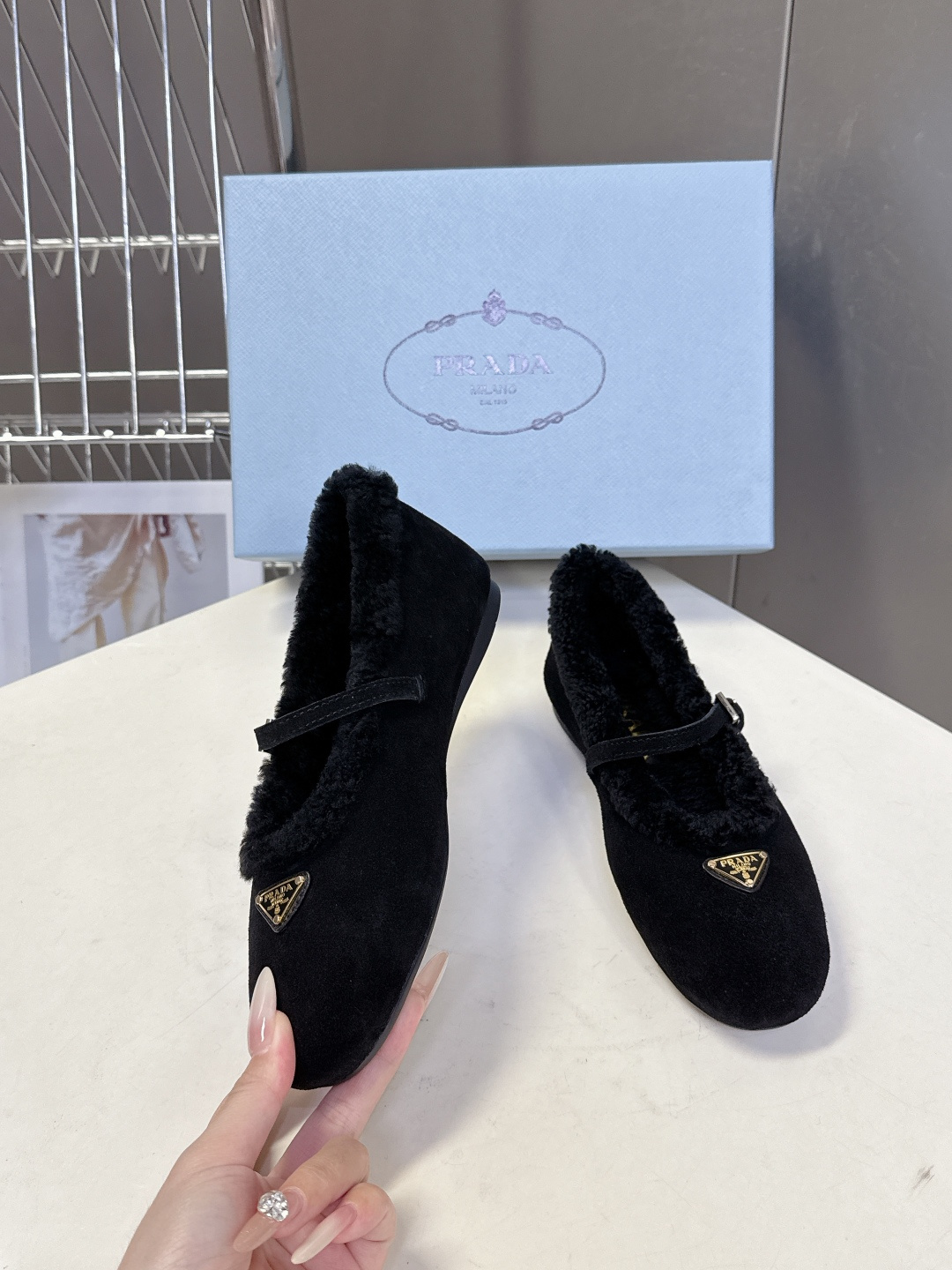 PRADA普拉达秀款秋冬毛毛鞋 芭蕾舞鞋 P家以芭蕾的灵动意韵融于日常. 以现代笔触刻画舞鞋经典轮廓！超