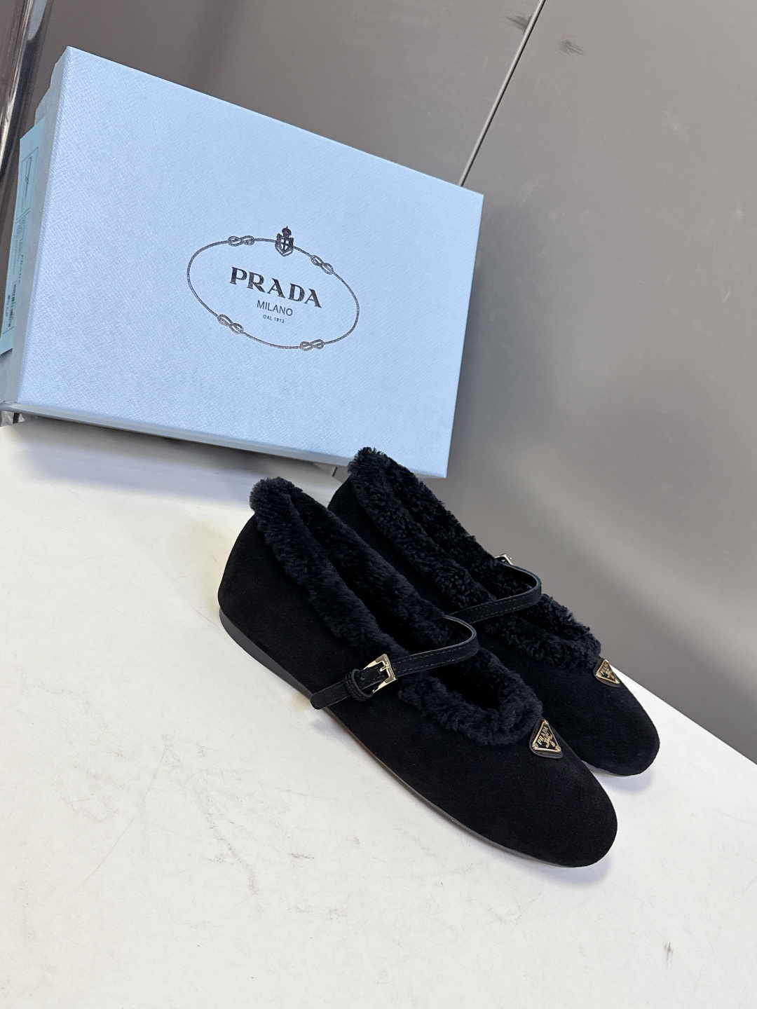 PRADA普拉达秀款秋冬毛毛鞋 芭蕾舞鞋 P家以芭蕾的灵动意韵融于日常. 以现代笔触刻画舞鞋经典轮廓！超