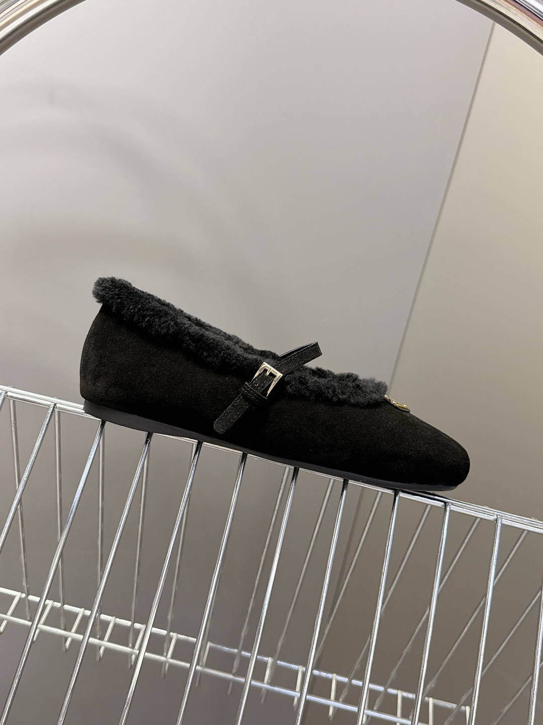 PRADA普拉达秀款秋冬毛毛鞋 芭蕾舞鞋 P家以芭蕾的灵动意韵融于日常. 以现代笔触刻画舞鞋经典轮廓！超