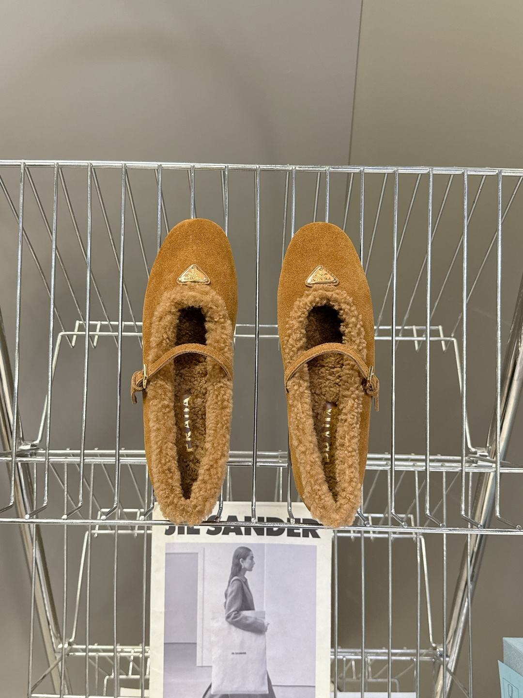 PRADA普拉达秀款秋冬毛毛鞋 芭蕾舞鞋 P家以芭蕾的灵动意韵融于日常. 以现代笔触刻画舞鞋经典轮廓！超