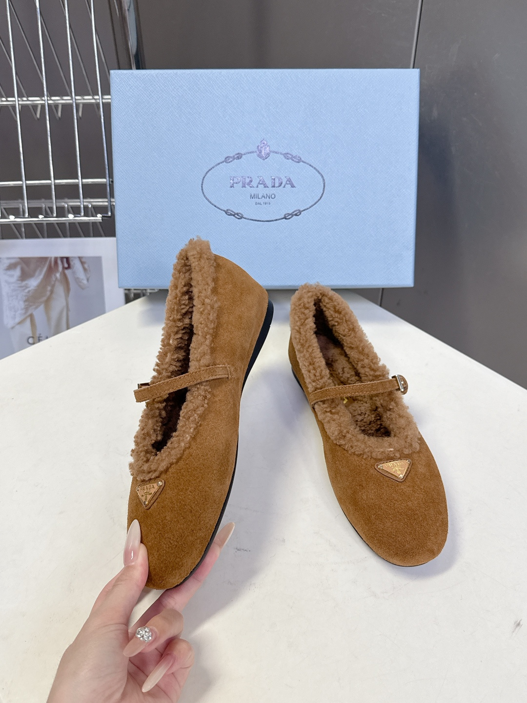 PRADA普拉达秀款秋冬毛毛鞋 芭蕾舞鞋 P家以芭蕾的灵动意韵融于日常. 以现代笔触刻画舞鞋经典轮廓！超