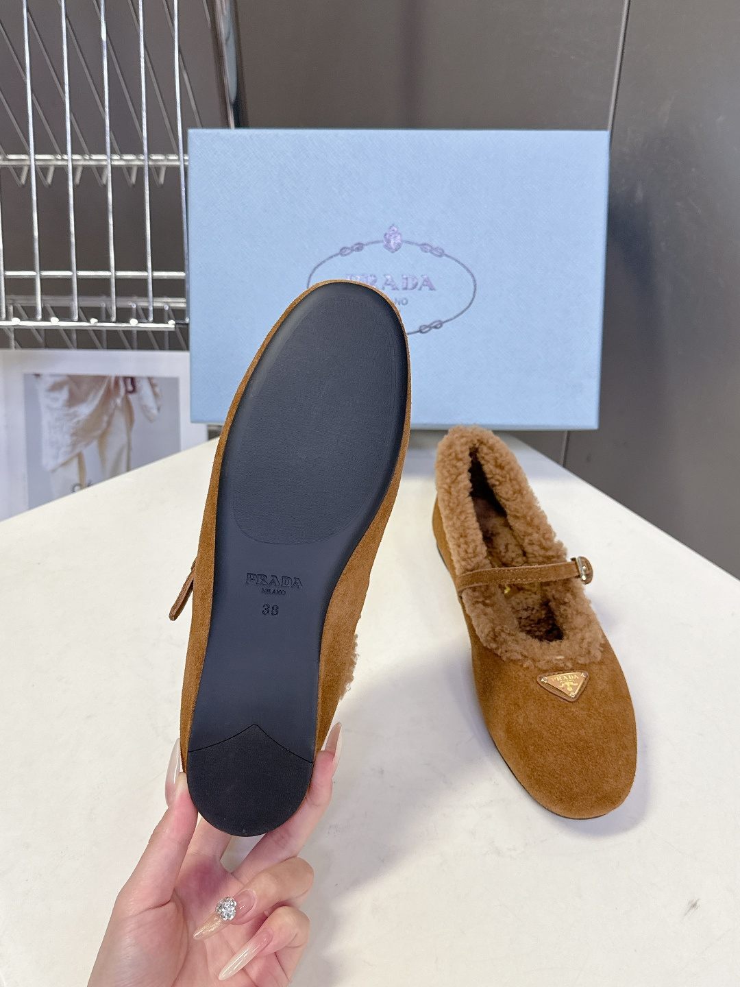 PRADA普拉达秀款秋冬毛毛鞋 芭蕾舞鞋 P家以芭蕾的灵动意韵融于日常. 以现代笔触刻画舞鞋经典轮廓！超