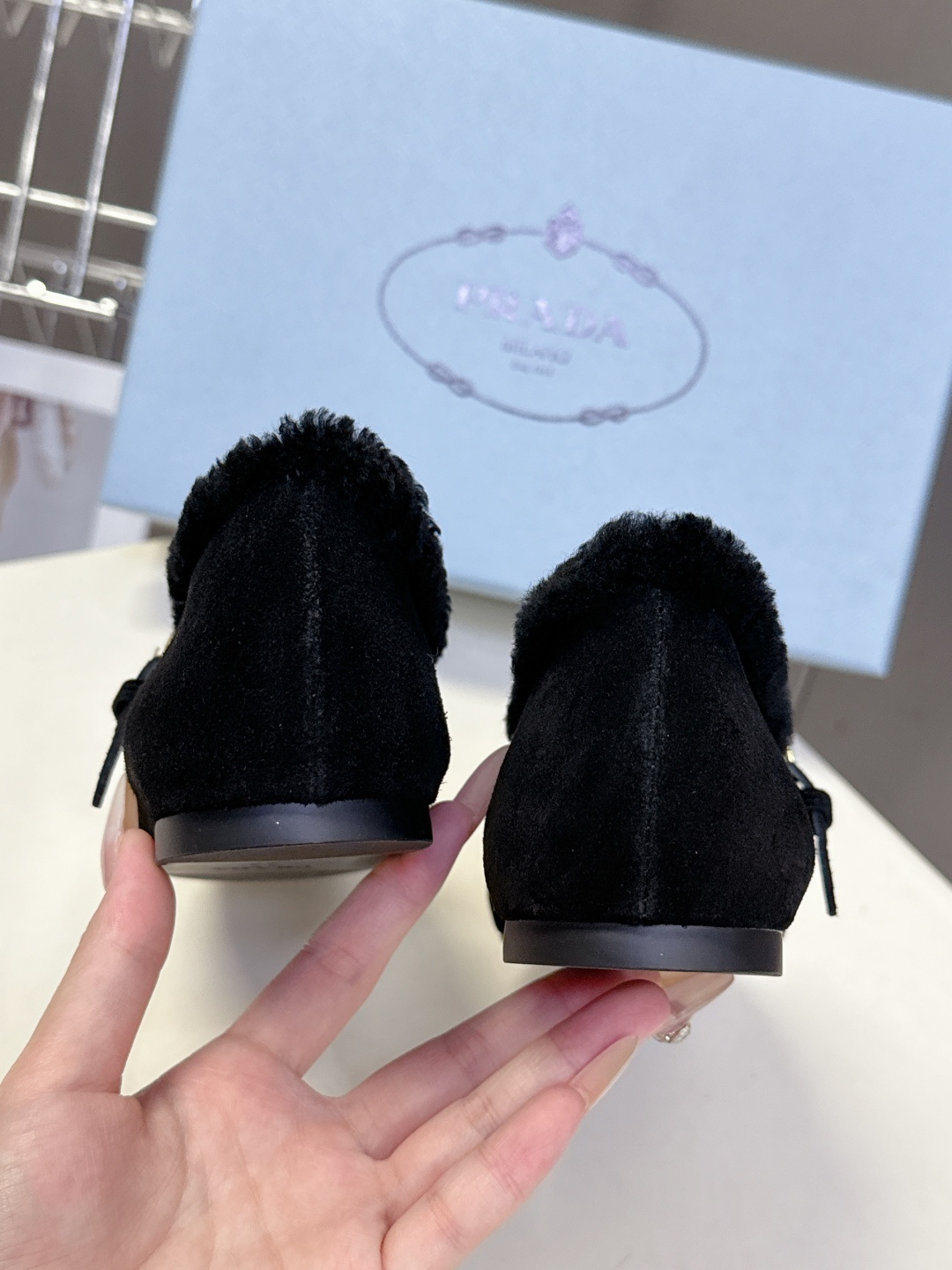 PRADA普拉达秀款秋冬毛毛鞋 芭蕾舞鞋 P家以芭蕾的灵动意韵融于日常. 以现代笔触刻画舞鞋经典轮廓！超