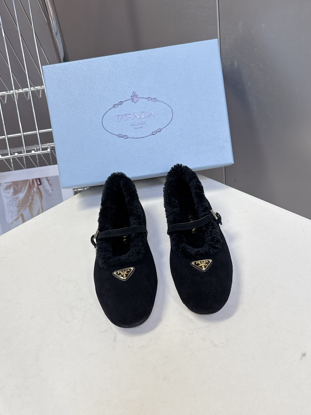 NO:593821,PRADA's Autumn and Winter Furry Shoes, Ballet Shoes. The P family blends the dynamic charm of ballet into daily life. It depicts the classic silhouette of dance shoes with modern touches!  Super soft patent leather sheepskin ballet shoes. Inspired by classic Japanese shoes. Simple but not complicated, suitable for a variety of looks. Flexible and fashionable in every step. Real wool upper, wool outsole, original molded PV outsole, Size 35-41 (40 41 customized, non-returnable), fur shoes, prada, prada, sheepskin19860909PRADA普拉达秀款秋冬毛毛鞋 芭蕾舞鞋  P家以芭蕾的灵动意韵融于日常. 以现代笔触刻画舞鞋经典轮廓！超软的漆皮羊皮皮质款芭蕾舞鞋. 从经典日式鞋履汲取灵感. 简而不繁适合多种造型. 步履之间灵动时髦.鞋面真羊毛内里羊毛大底原版开模PV大底 Size35-41（40 41订做不退换）,毛毛鞋,prada,prada,sheepskin,Women's Shoes