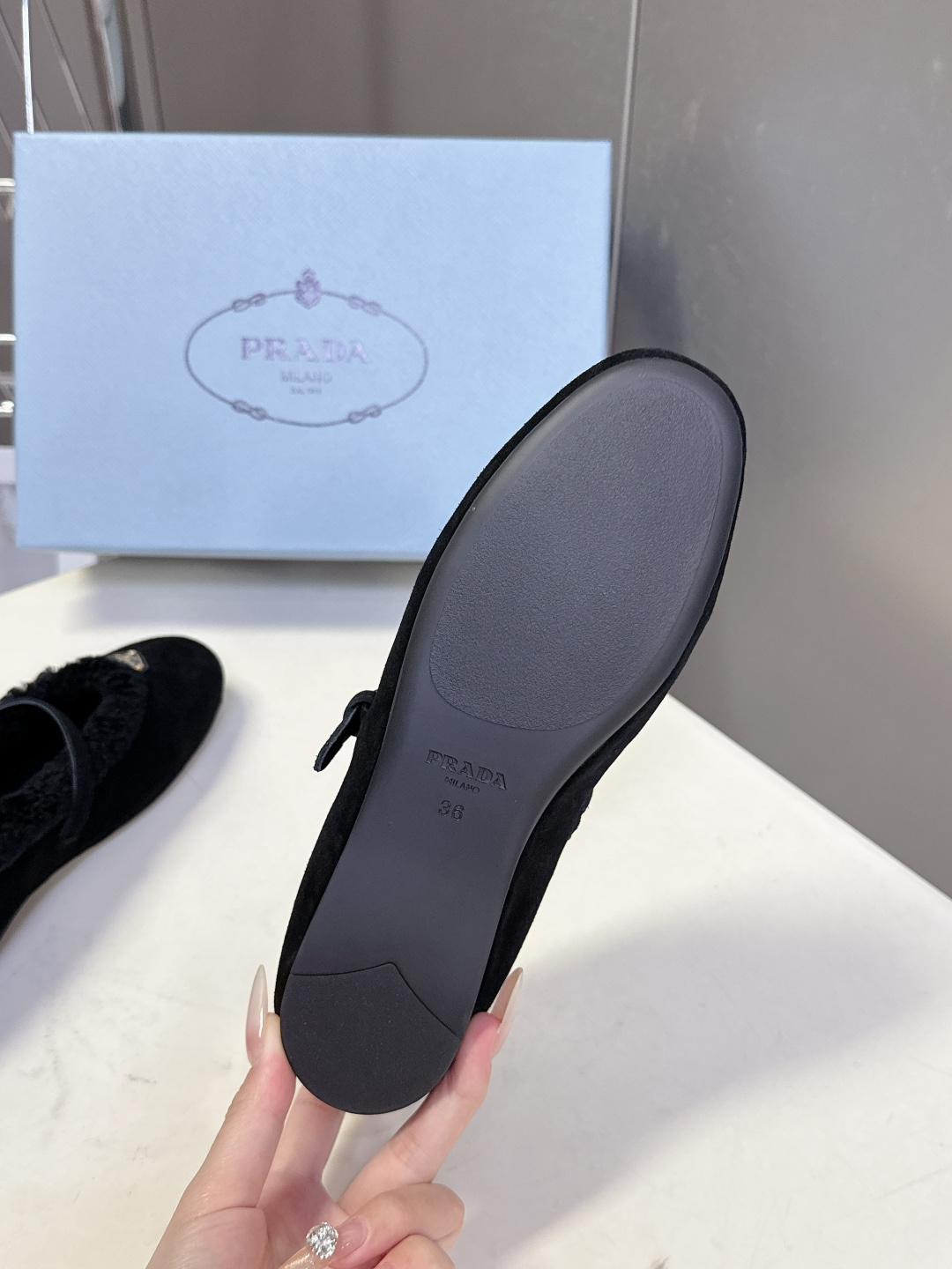 PRADA普拉达秀款秋冬毛毛鞋 芭蕾舞鞋 P家以芭蕾的灵动意韵融于日常. 以现代笔触刻画舞鞋经典轮廓！超