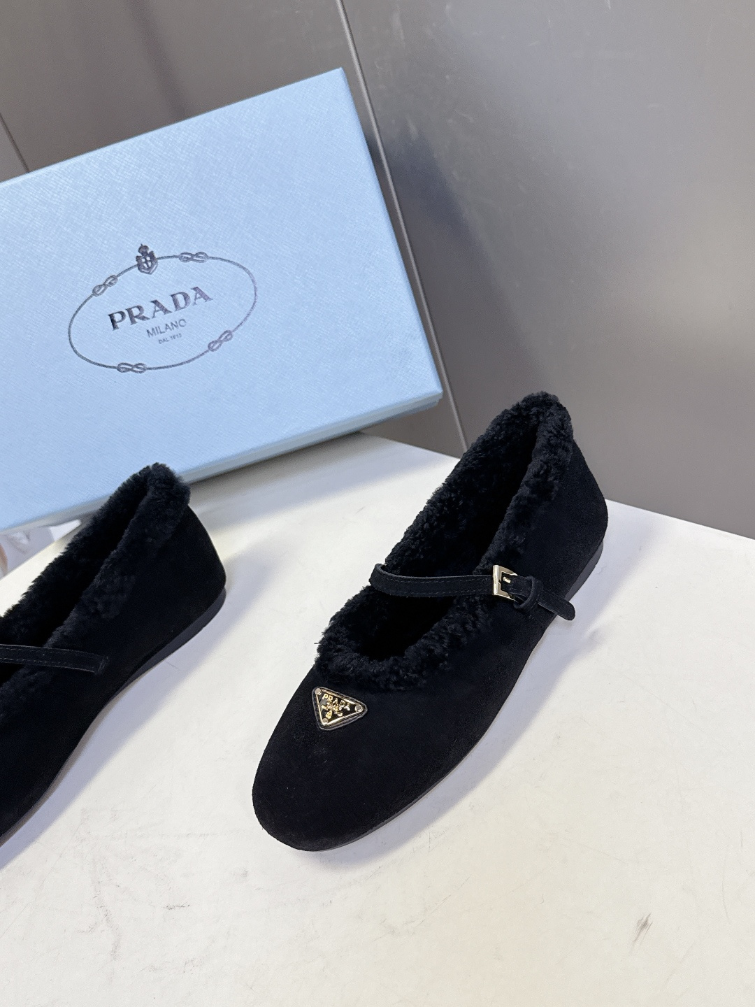 PRADA普拉达秀款秋冬毛毛鞋 芭蕾舞鞋 P家以芭蕾的灵动意韵融于日常. 以现代笔触刻画舞鞋经典轮廓！超