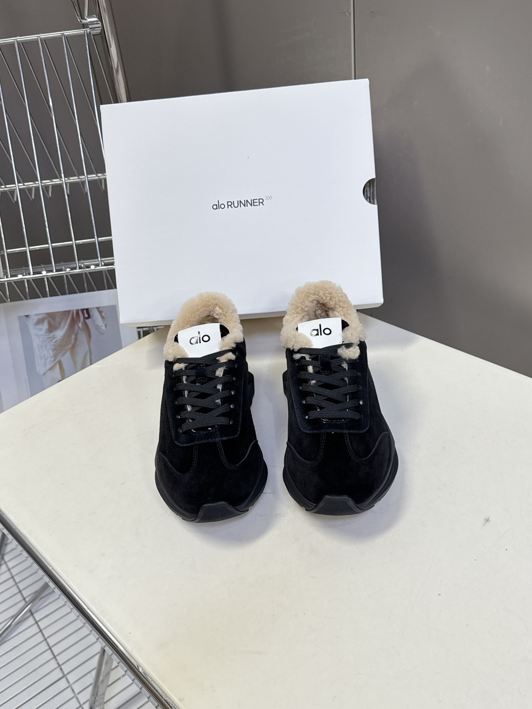 NO:593838,ALO's new autumn and winter thick-soled and comfortable furry shoes, couple's style, casual sports running yoga shoes, this year's super popular brand, many celebrities and Internet celebrities have planted grass, and the shoes are super versatile!  And super comfortable!  It is a thick-soled model, but it is not heavy at all and is very light!  It looks even better with socks!  And it’s the same model recommended by celebrities~the upper toes are taller and the legs are slimmer!  It’s super suitable for us little girls ~ The overall shoe also has a classic color-blocking and contrasting design with a delicate leather texture on the upper!  !  Material upper: high mercerized cowhide, lining, real wool outsole, IP foam ultra-clear material bottom sheet, rubber non-slip, size female 35-40, male 39-45 (40 female, 45 male, custom-made, non-returnable), casual shoes/sports shoes, sneakers, cowhide19860909alo秋冬新款 厚底舒适 毛毛鞋 情侣款 休闲 运动跑步瑜伽鞋 今年超火的品牌 好多明星网红种草 上脚超级百搭！而且超级舒适！是厚底款但是上脚一点都不沉非常轻便！套上袜套搭配更好看！而且还是明星同款推荐～上脚增高显腿细！超级适合我们小个子女生～鞋子整体也是经典的拼色撞色设计搭配鞋面细腻的真皮纹路肌理感！！材质鞋面高丝光牛皮 内里真羊毛大底IP发泡超清料底片橡胶防滑 Size女35-40男39-45（女40男45订做不退换）,休闲鞋/运动鞋毛毛鞋,sneakers,cowhide,Women's Shoes