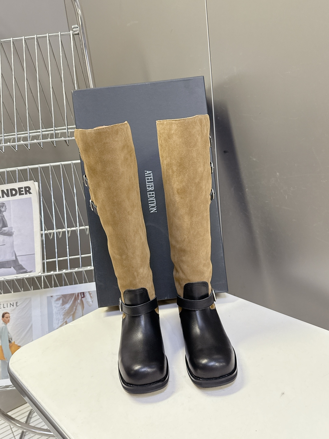 NO:593832,The latest autumn and winter model of atelieredition niche brand, retro boots. Many celebrity Internet celebrities have planted grass. It continues the wrapping and multiple fixing elements of the classic knight boots. It is equipped with multiple metal old silver buckles, which can flexibly adjust the comfort of the instep, or wear it casually to make it more lazy and casual. The upper is made of soft high-mercerized cowhide that has been treated with old technology and has its own wrinkle texture. The details are exquisite, creating a retro texture for autumn and winter. The fabric is imported high-mercerized cowhide. The lining is cowhide.  Original open-molded non-slip outsole Size 35-40 (40 customized, non-refundable and non-exchangeable), boots, boots, cowhide19860909atelieredition小众品牌秋冬最新款 复古长靴 超多明星网红种草 延续了经典骑士靴的靴筒包裹性与多重固定元素,搭配多个金属做旧银扣,可灵活调节脚背舒适度,或散落穿着更显慵懒随意,鞋面精选经过做旧工艺处理过的柔软高丝光牛皮,自带褶皱纹理 细节精致,打造秋冬复古质感 面料进口高丝光牛皮 内里牛皮内里 鞋底原版开模防滑大底Size35-40（40定制不退不换）,靴子,boots,cowhide,Women's Shoes