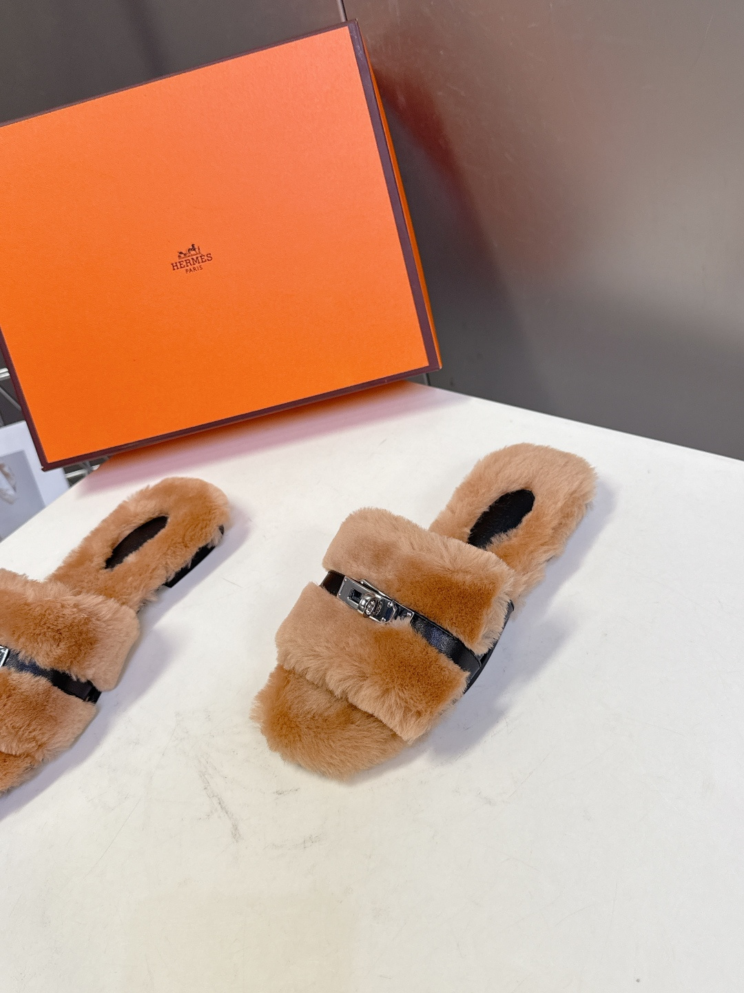 Hermes爱马仕经典kelly扣H拖 高定版本 经典常青树系列单品 面料 ：皮毛一体🐑毛 包中底料 ：