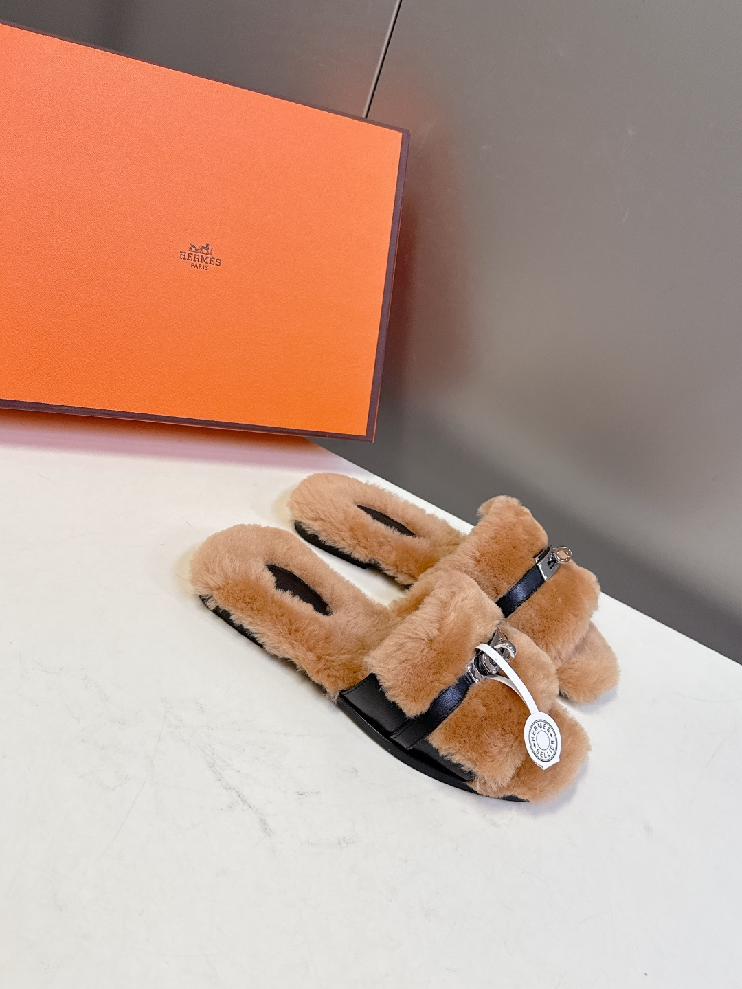 Hermes爱马仕经典kelly扣H拖 高定版本 经典常青树系列单品 面料 ：皮毛一体🐑毛 包中底料 ：