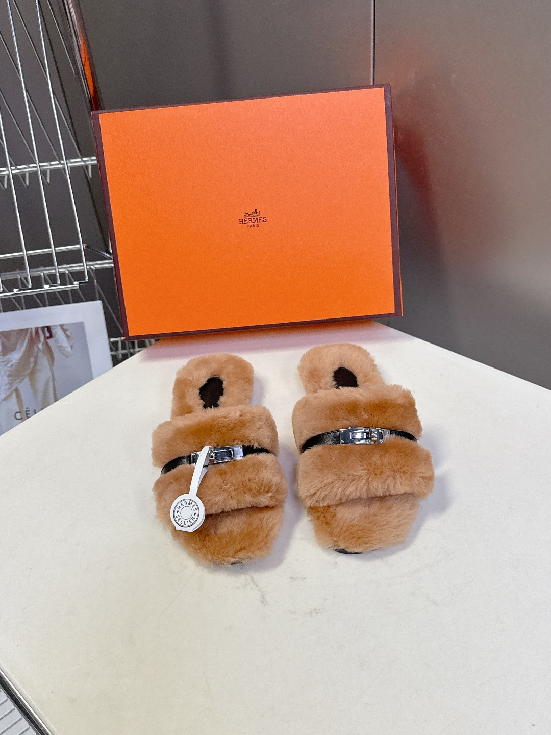 Hermes爱马仕经典kelly扣H拖 高定版本 经典常青树系列单品 面料 ：皮毛一体🐑毛 包中底料 ：