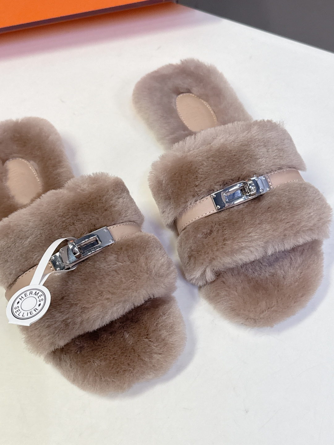 Hermes爱马仕经典kelly扣H拖 高定版本 经典常青树系列单品 面料 ：皮毛一体🐑毛 包中底料 ：