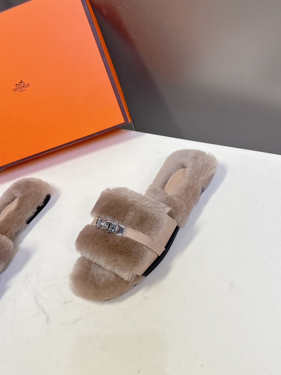 Hermes爱马仕经典kelly扣H拖 高定版本 经典常青树系列单品 面料 ：皮毛一体🐑毛 包中底料 ：