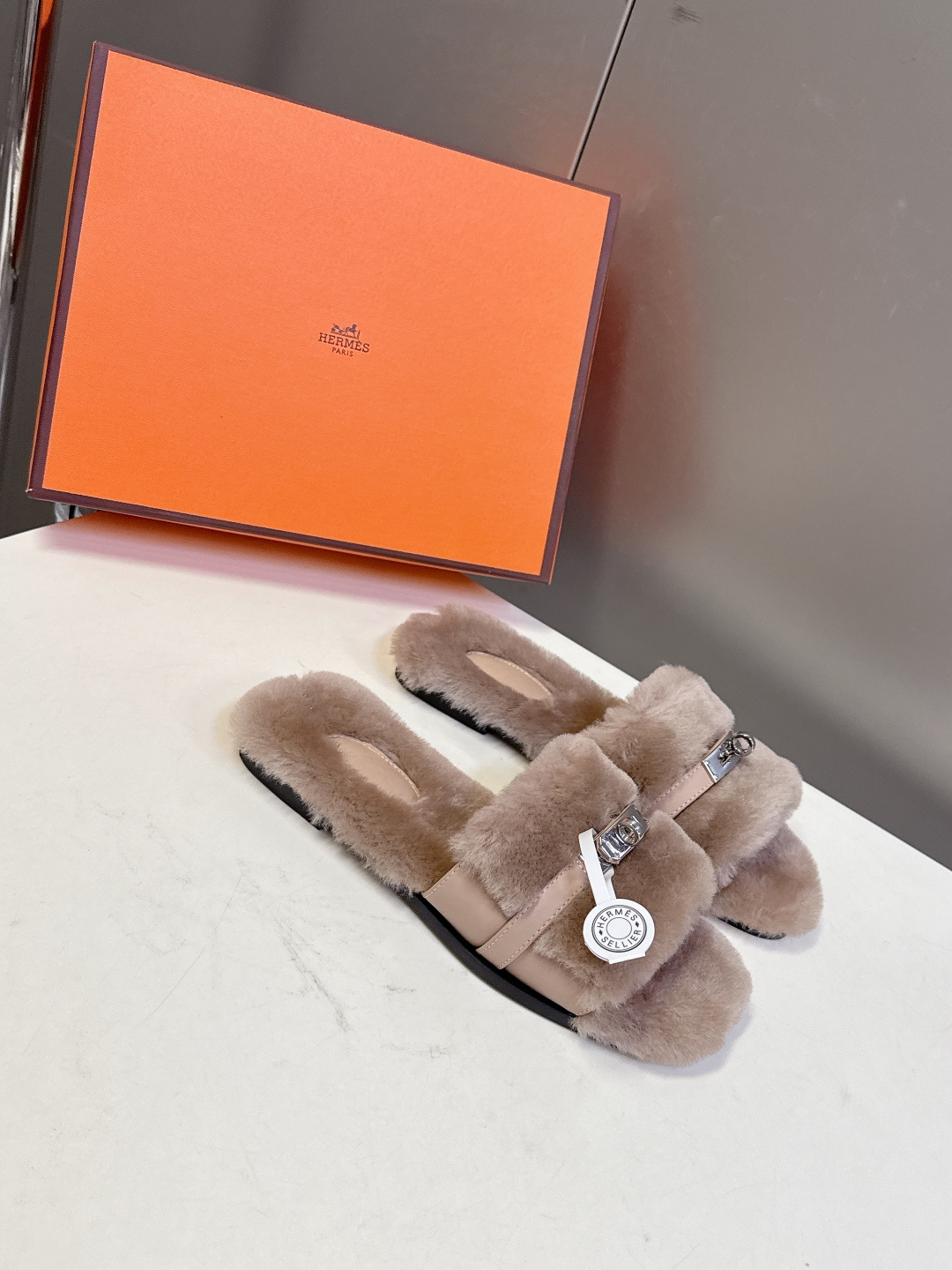 Hermes爱马仕经典kelly扣H拖 高定版本 经典常青树系列单品 面料 ：皮毛一体🐑毛 包中底料 ：