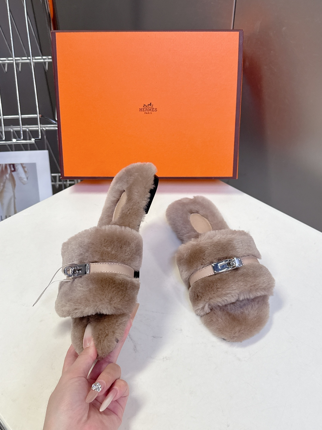 Hermes爱马仕经典kelly扣H拖 高定版本 经典常青树系列单品 面料 ：皮毛一体🐑毛 包中底料 ：