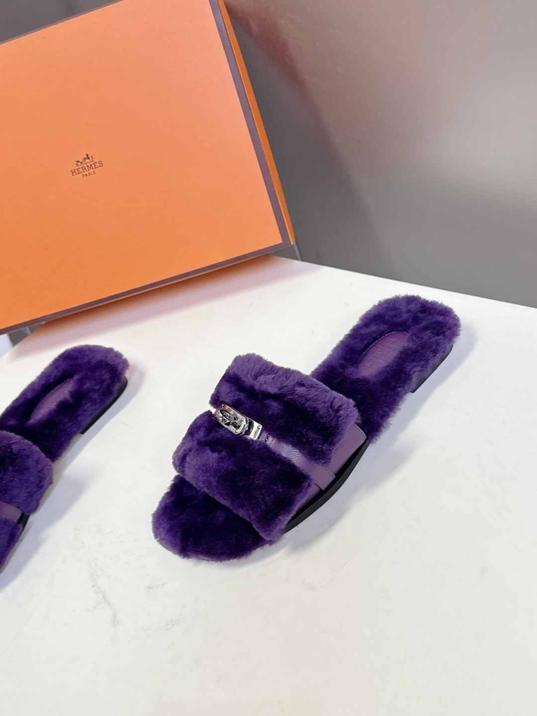 Hermes爱马仕经典kelly扣H拖 高定版本 经典常青树系列单品 面料 ：皮毛一体🐑毛 包中底料 ：