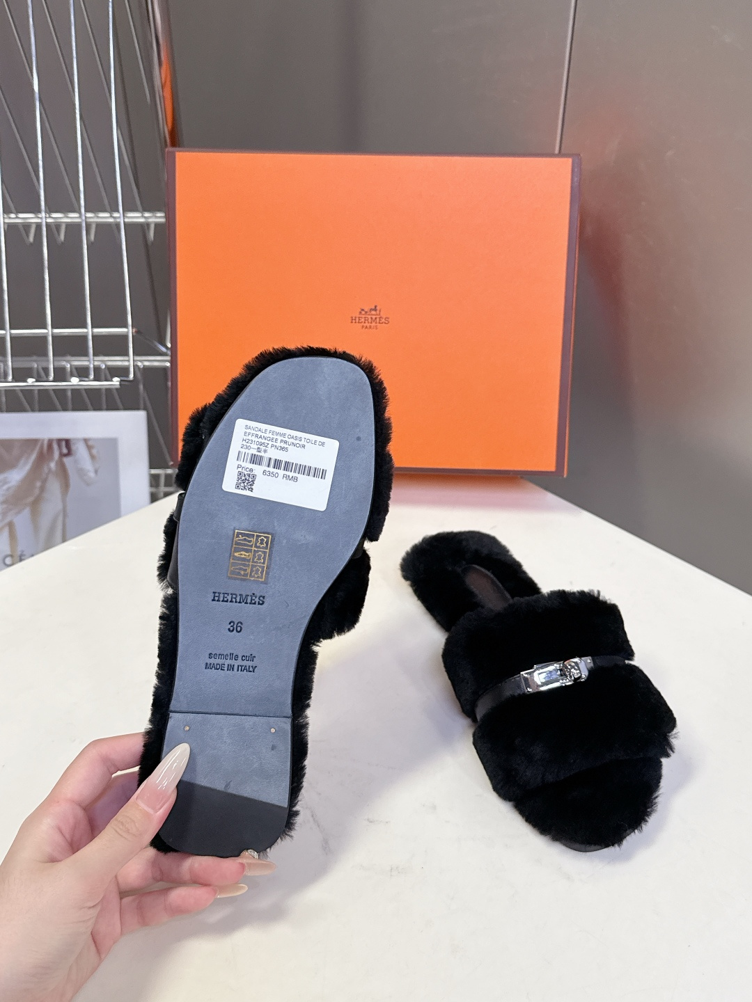 Hermes爱马仕经典kelly扣H拖 高定版本 经典常青树系列单品 面料 ：皮毛一体🐑毛 包中底料 ：