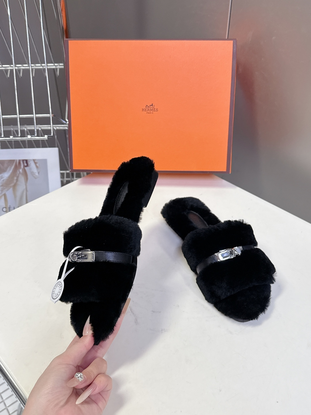 Hermes爱马仕经典kelly扣H拖 高定版本 经典常青树系列单品 面料 ：皮毛一体🐑毛 包中底料 ：