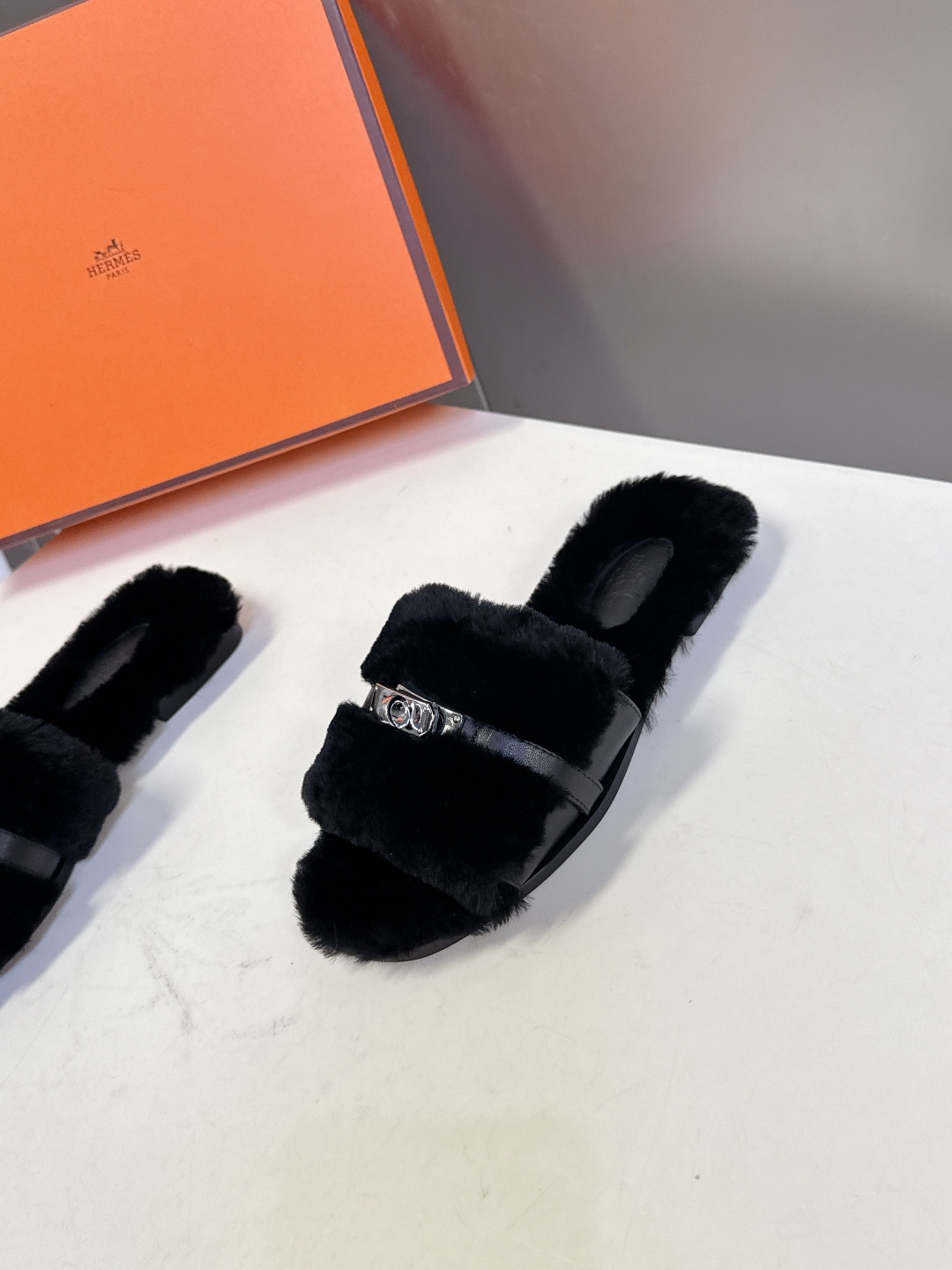 Hermes爱马仕经典kelly扣H拖 高定版本 经典常青树系列单品 面料 ：皮毛一体🐑毛 包中底料 ：