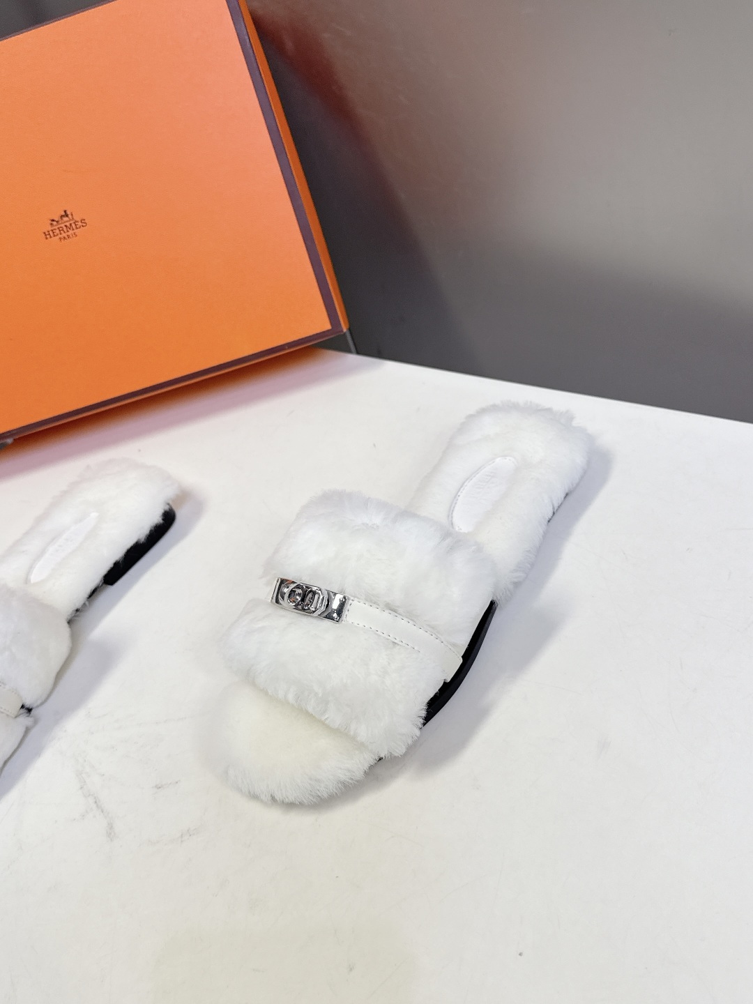 Hermes爱马仕经典kelly扣H拖 高定版本 经典常青树系列单品 面料 ：皮毛一体🐑毛 包中底料 ：