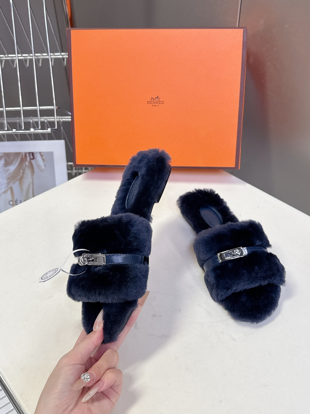 Hermes爱马仕经典kelly扣H拖 高定版本 经典常青树系列单品 面料 ：皮毛一体🐑毛 包中底料 ：