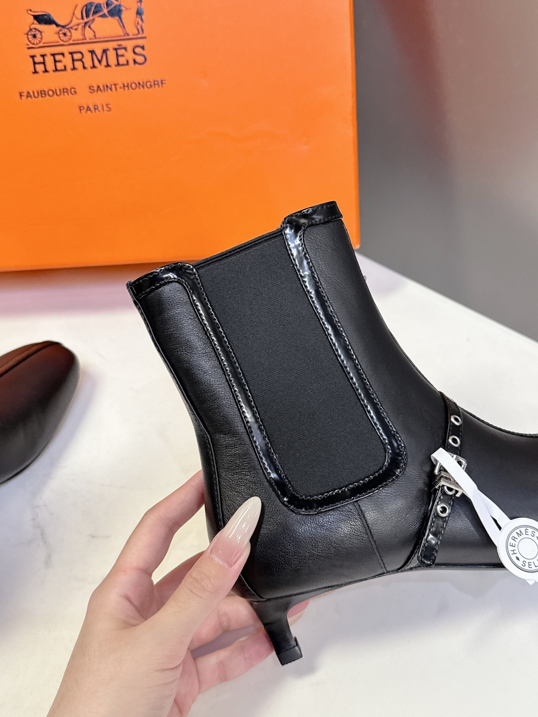 Hermes 爱马仕秋冬最新款老钱风短靴 专柜超难配货 🐎家靴子的设计风格通常以经典简约为主 这款走秀靴