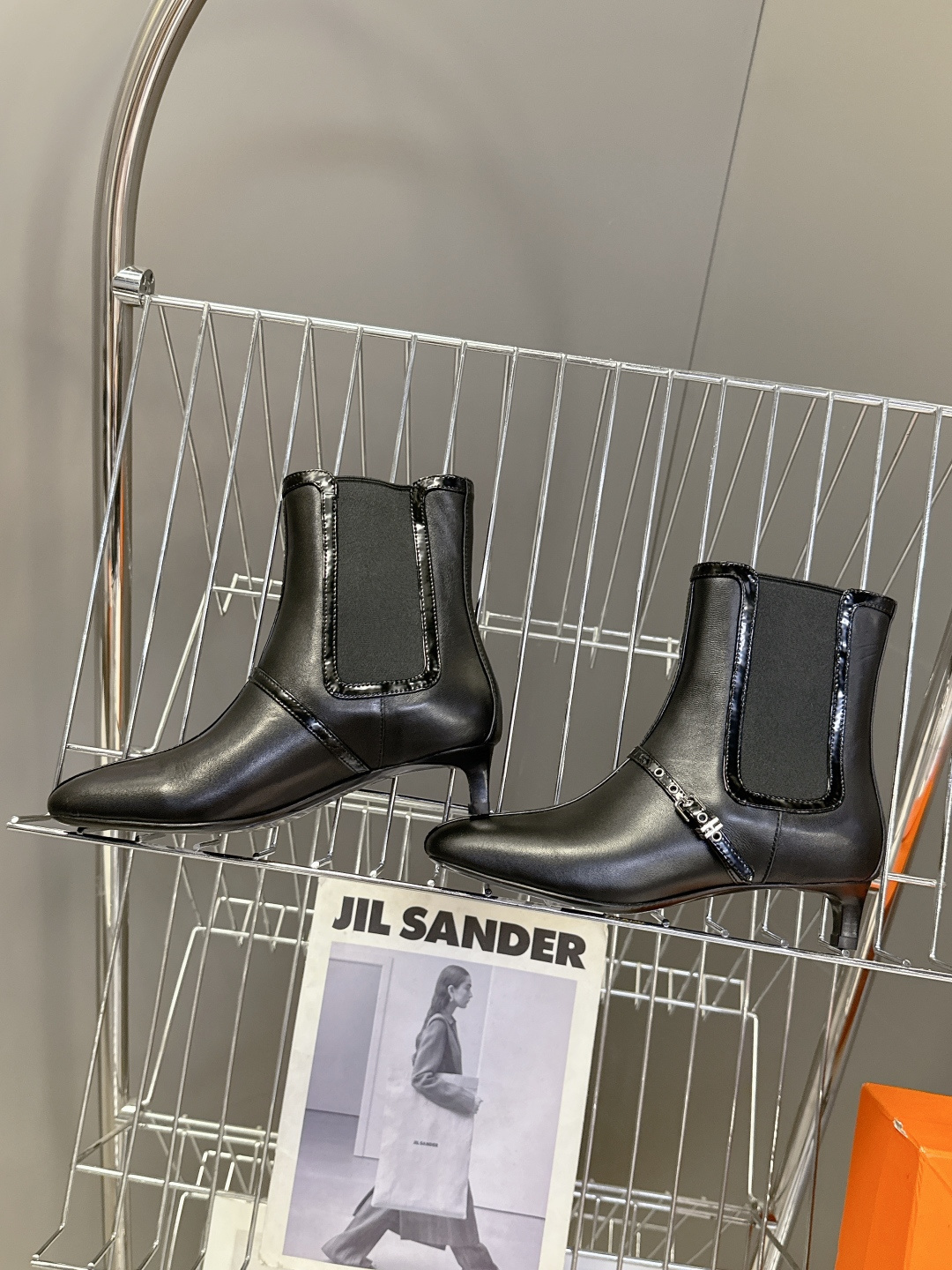 Hermes 爱马仕秋冬最新款老钱风短靴 专柜超难配货 🐎家靴子的设计风格通常以经典简约为主 这款走秀靴