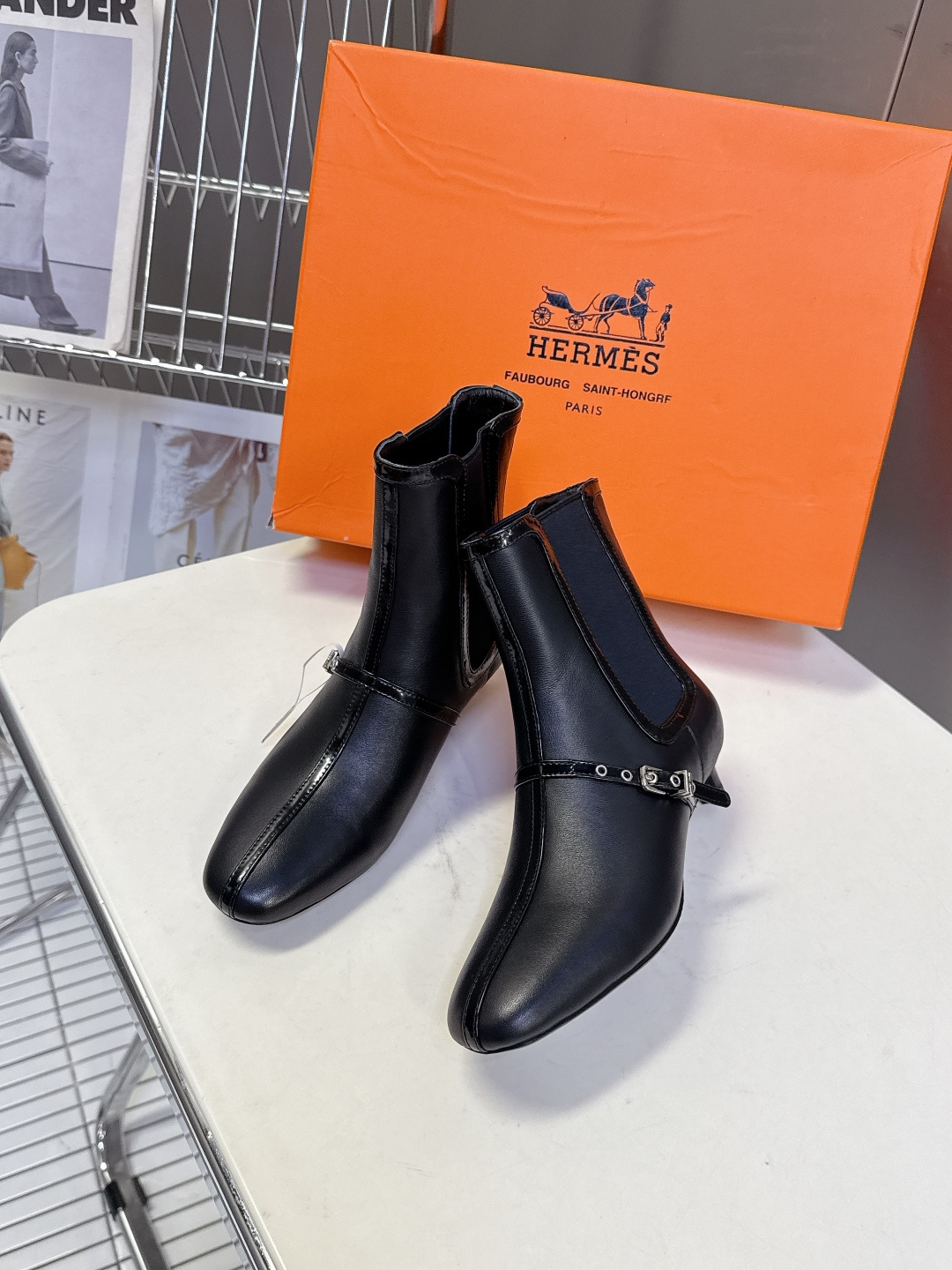 Hermes 爱马仕秋冬最新款老钱风短靴 专柜超难配货 🐎家靴子的设计风格通常以经典简约为主 这款走秀靴