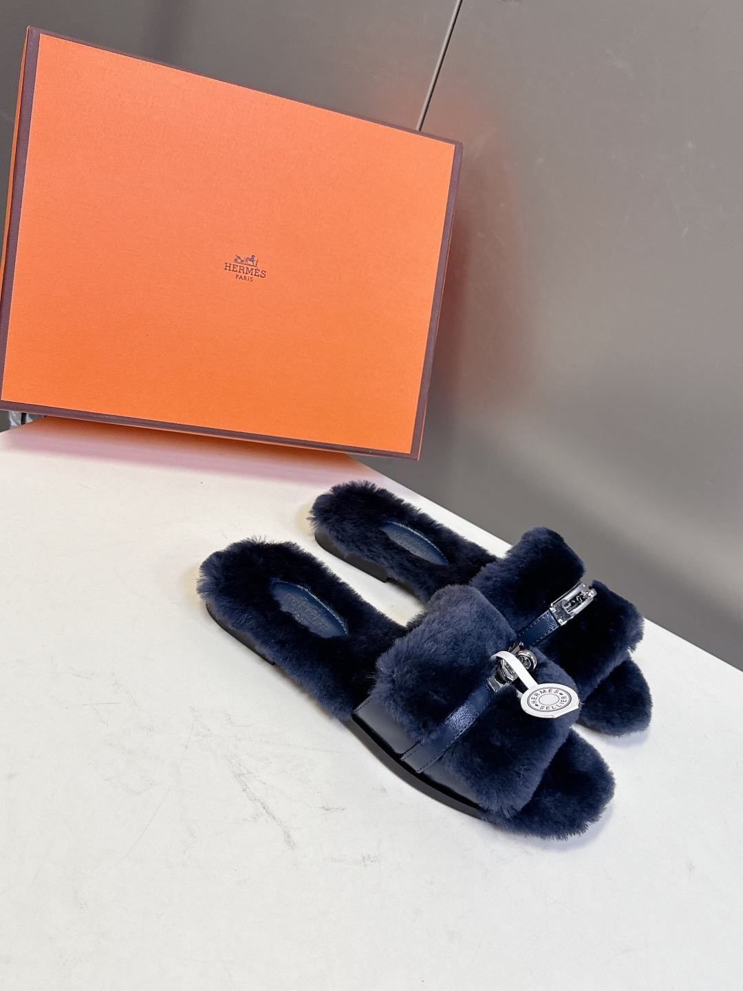 Hermes爱马仕经典kelly扣H拖 高定版本 经典常青树系列单品 面料 ：皮毛一体🐑毛 包中底料 ：