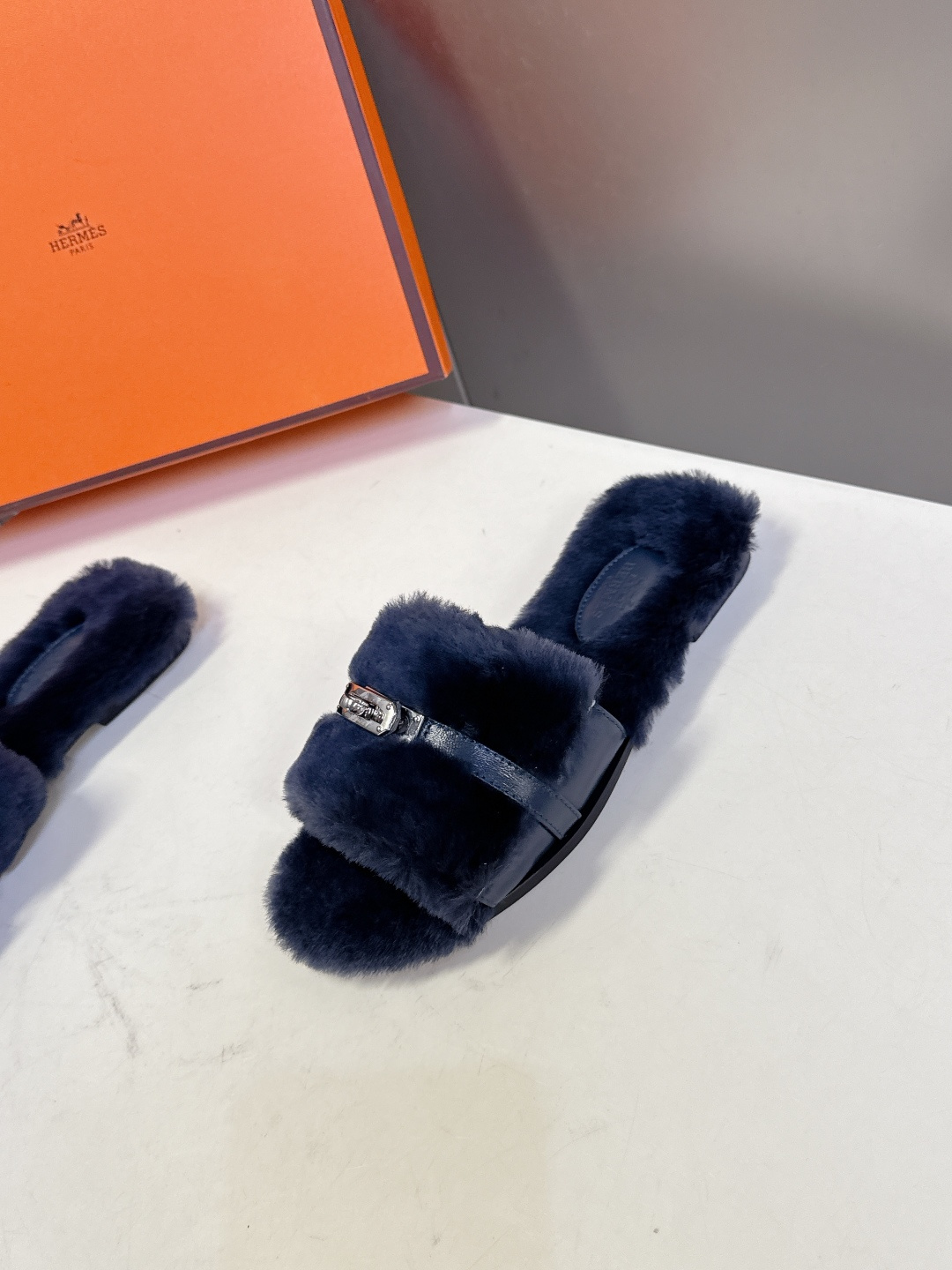 Hermes爱马仕经典kelly扣H拖 高定版本 经典常青树系列单品 面料 ：皮毛一体🐑毛 包中底料 ：