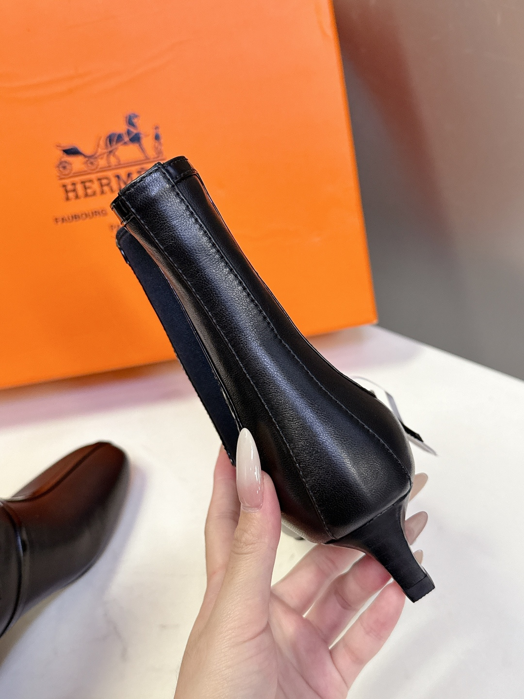 Hermes 爱马仕秋冬最新款老钱风短靴 专柜超难配货 🐎家靴子的设计风格通常以经典简约为主 这款走秀靴