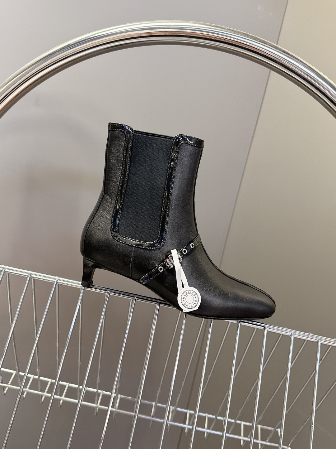 Hermes 爱马仕秋冬最新款老钱风短靴 专柜超难配货 🐎家靴子的设计风格通常以经典简约为主 这款走秀靴