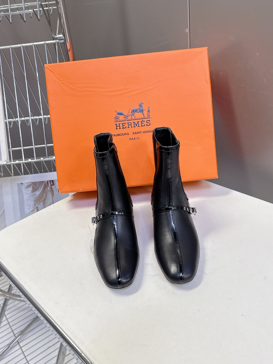 Hermes 爱马仕秋冬最新款老钱风短靴 专柜超难配货 🐎家靴子的设计风格通常以经典简约为主 这款走秀靴