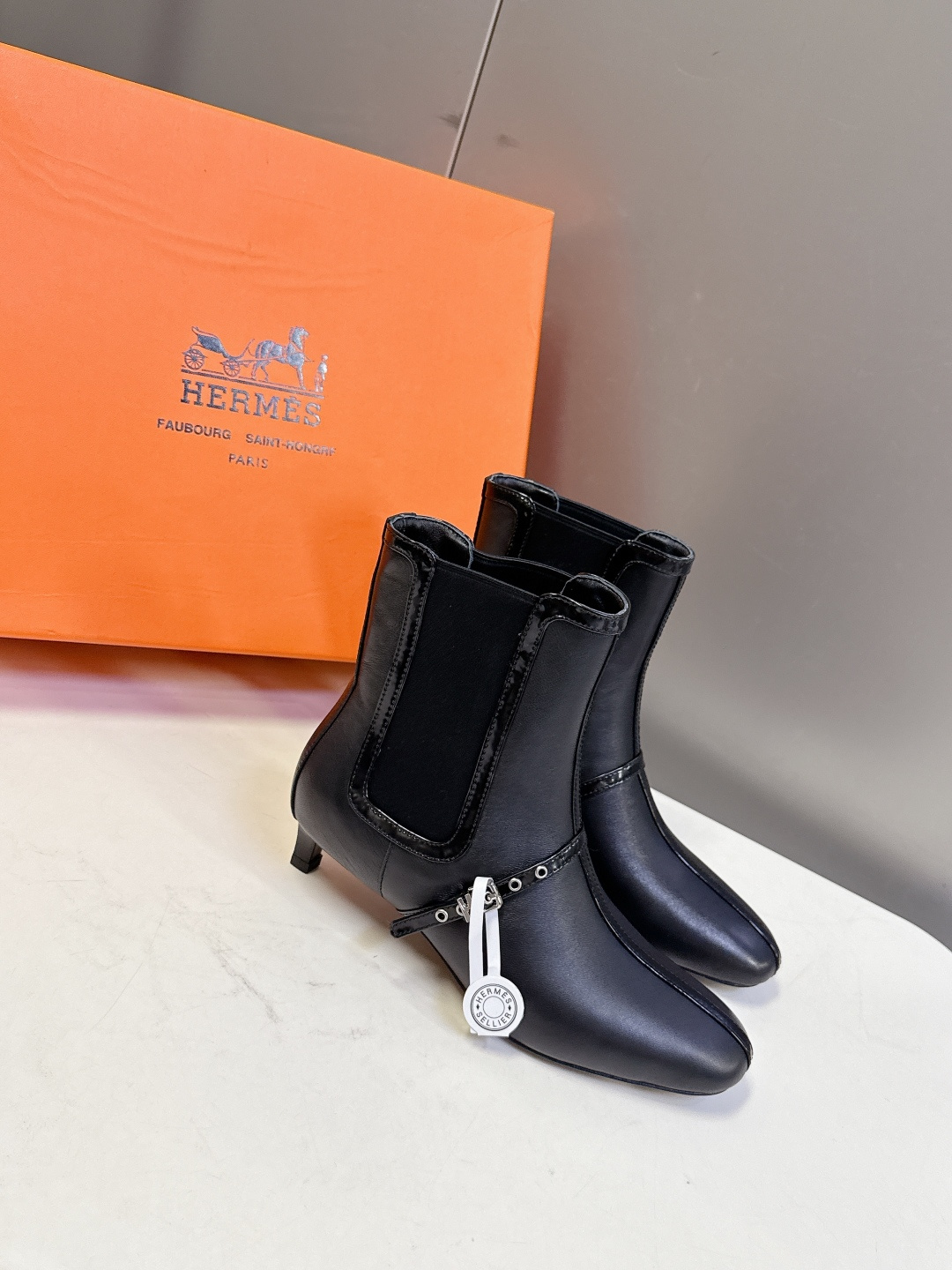 Hermes 爱马仕秋冬最新款老钱风短靴 专柜超难配货 🐎家靴子的设计风格通常以经典简约为主 这款走秀靴