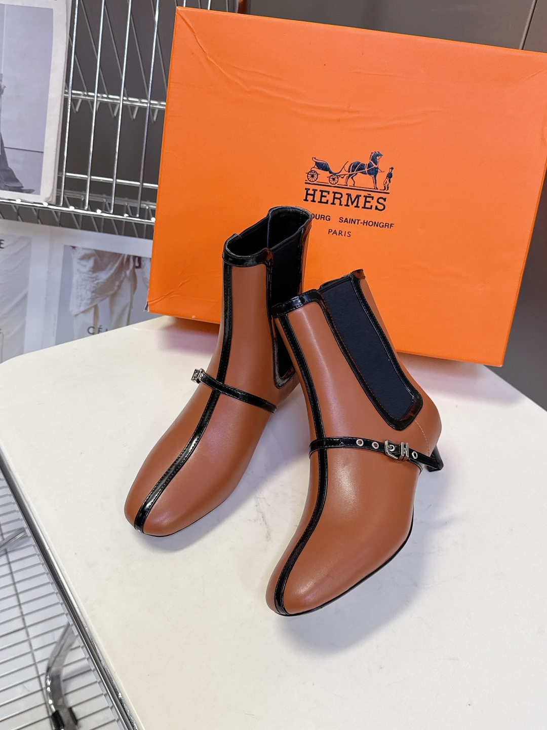 Hermes 爱马仕秋冬最新款老钱风短靴 专柜超难配货 🐎家靴子的设计风格通常以经典简约为主 这款走秀靴