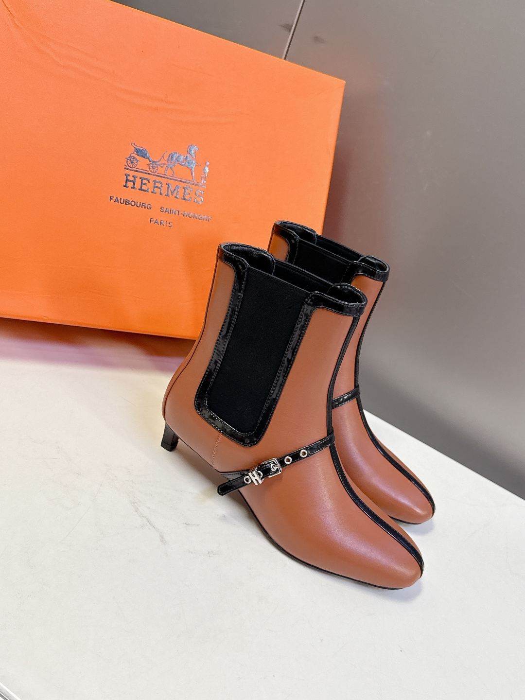 Hermes 爱马仕秋冬最新款老钱风短靴 专柜超难配货 🐎家靴子的设计风格通常以经典简约为主 这款走秀靴