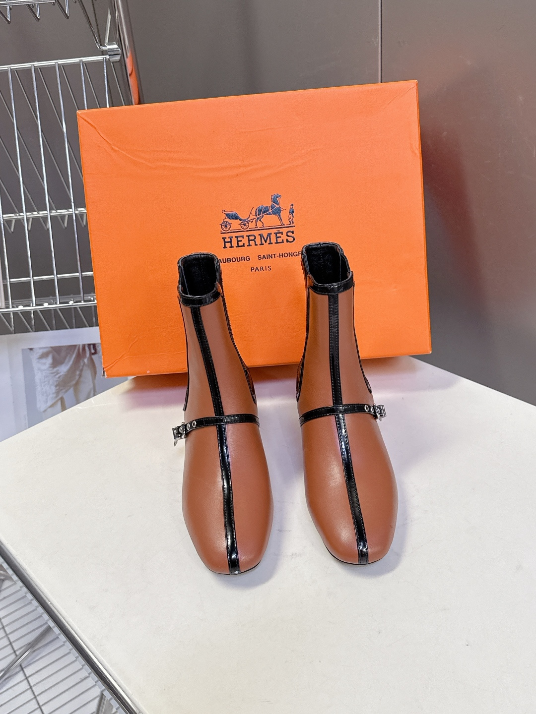 Hermes 爱马仕秋冬最新款老钱风短靴 专柜超难配货 🐎家靴子的设计风格通常以经典简约为主 这款走秀靴