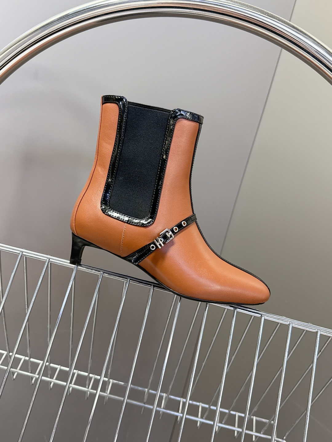 Hermes 爱马仕秋冬最新款老钱风短靴 专柜超难配货 🐎家靴子的设计风格通常以经典简约为主 这款走秀靴