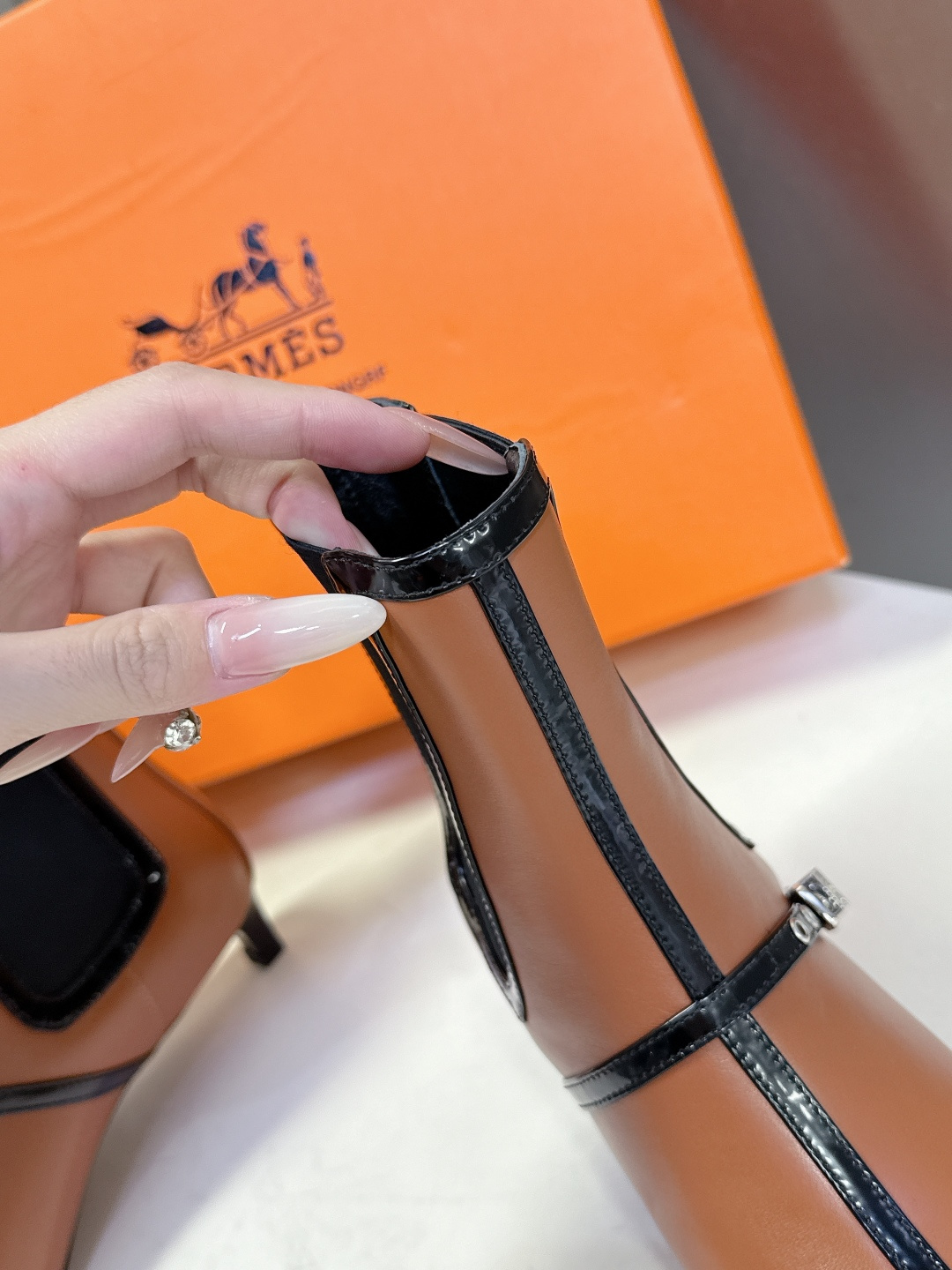 Hermes 爱马仕秋冬最新款老钱风短靴 专柜超难配货 🐎家靴子的设计风格通常以经典简约为主 这款走秀靴