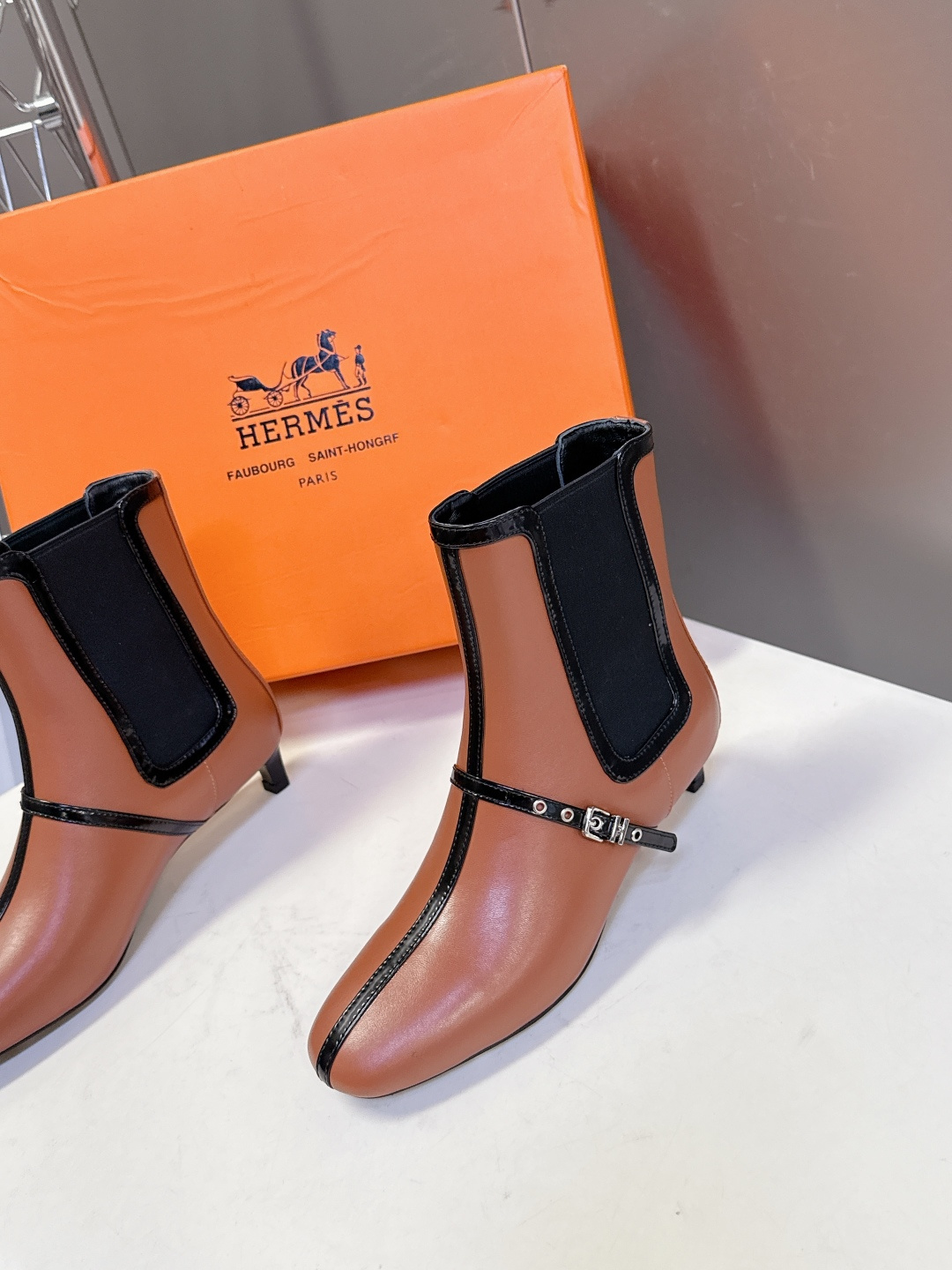 Hermes 爱马仕秋冬最新款老钱风短靴 专柜超难配货 🐎家靴子的设计风格通常以经典简约为主 这款走秀靴