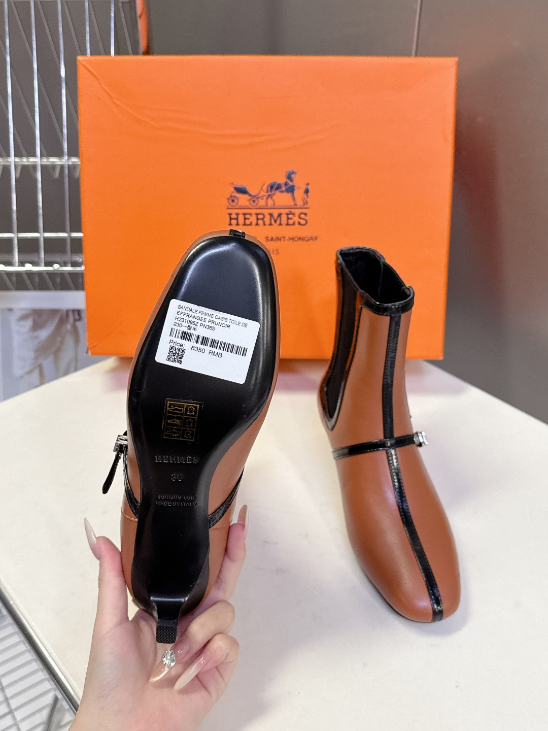 Hermes 爱马仕秋冬最新款老钱风短靴 专柜超难配货 🐎家靴子的设计风格通常以经典简约为主 这款走秀靴