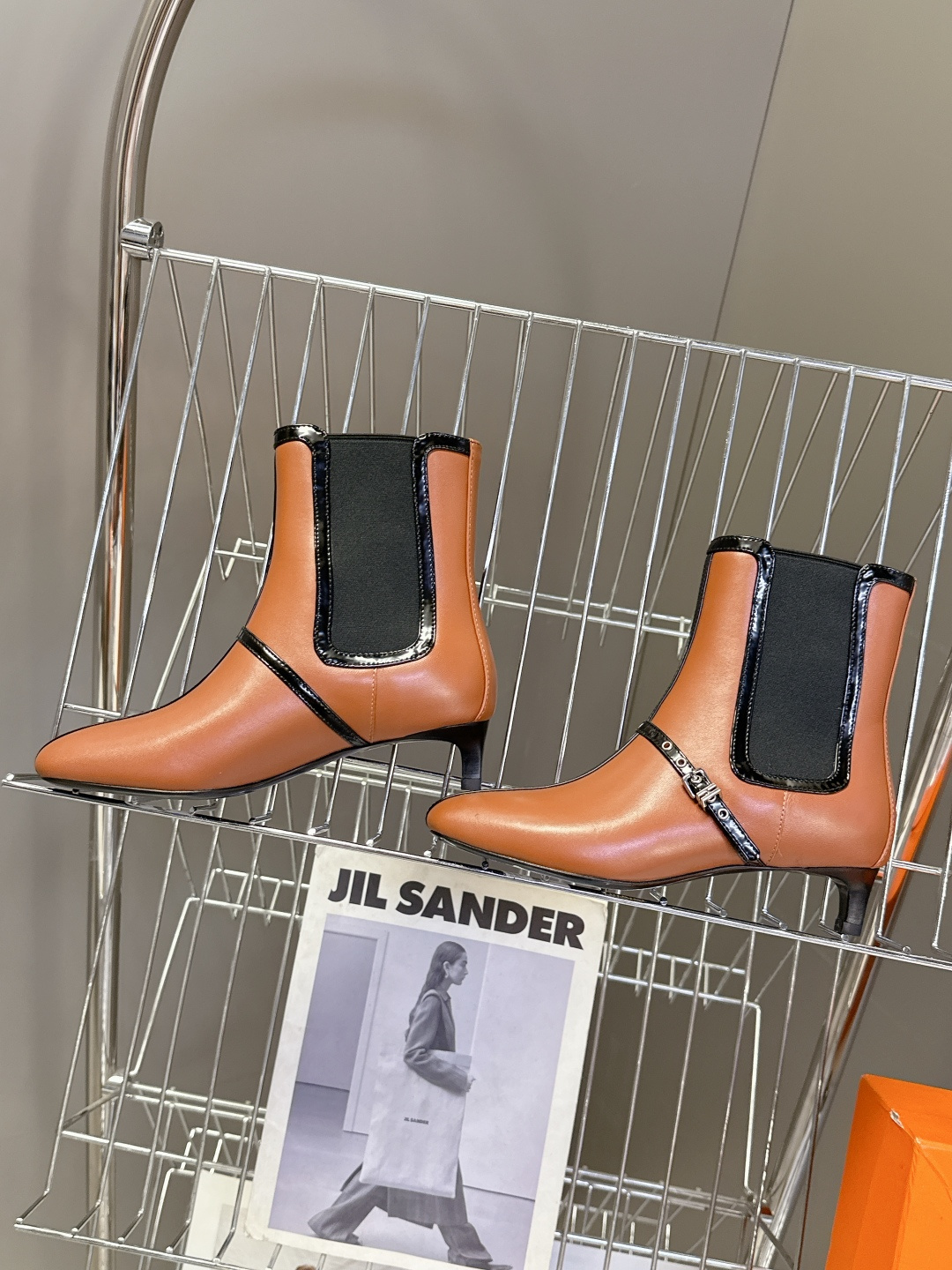 Hermes 爱马仕秋冬最新款老钱风短靴 专柜超难配货 🐎家靴子的设计风格通常以经典简约为主 这款走秀靴