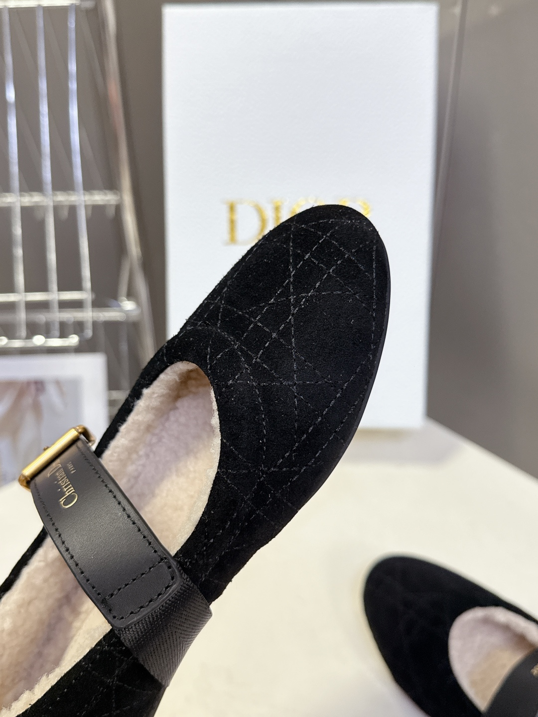 Dior迪奥秋冬最新款 毛毛鞋玛丽珍 芭蕾舞鞋 超多明星网红种草 芭蕾鞋经典的迪奥藤格纹元素 罗纹带子上