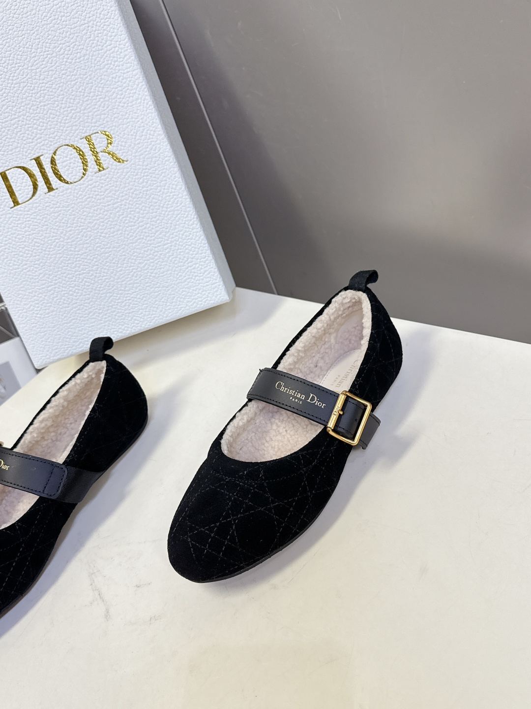 Dior迪奥秋冬最新款 毛毛鞋玛丽珍 芭蕾舞鞋 超多明星网红种草 芭蕾鞋经典的迪奥藤格纹元素 罗纹带子上