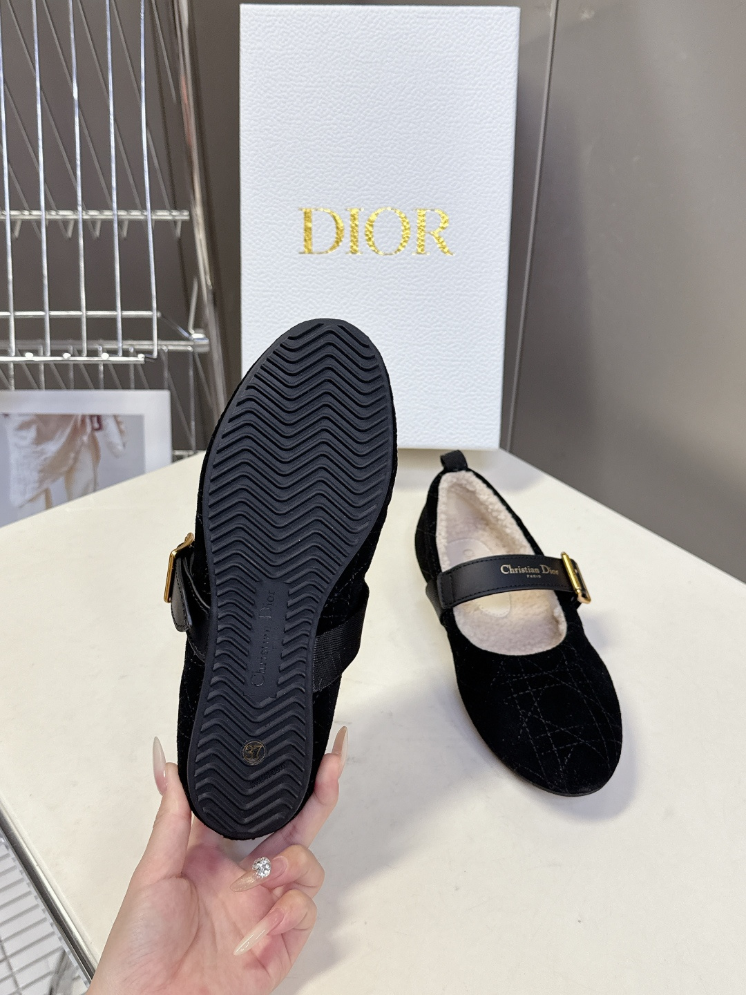 Dior迪奥秋冬最新款 毛毛鞋玛丽珍 芭蕾舞鞋 超多明星网红种草 芭蕾鞋经典的迪奥藤格纹元素 罗纹带子上