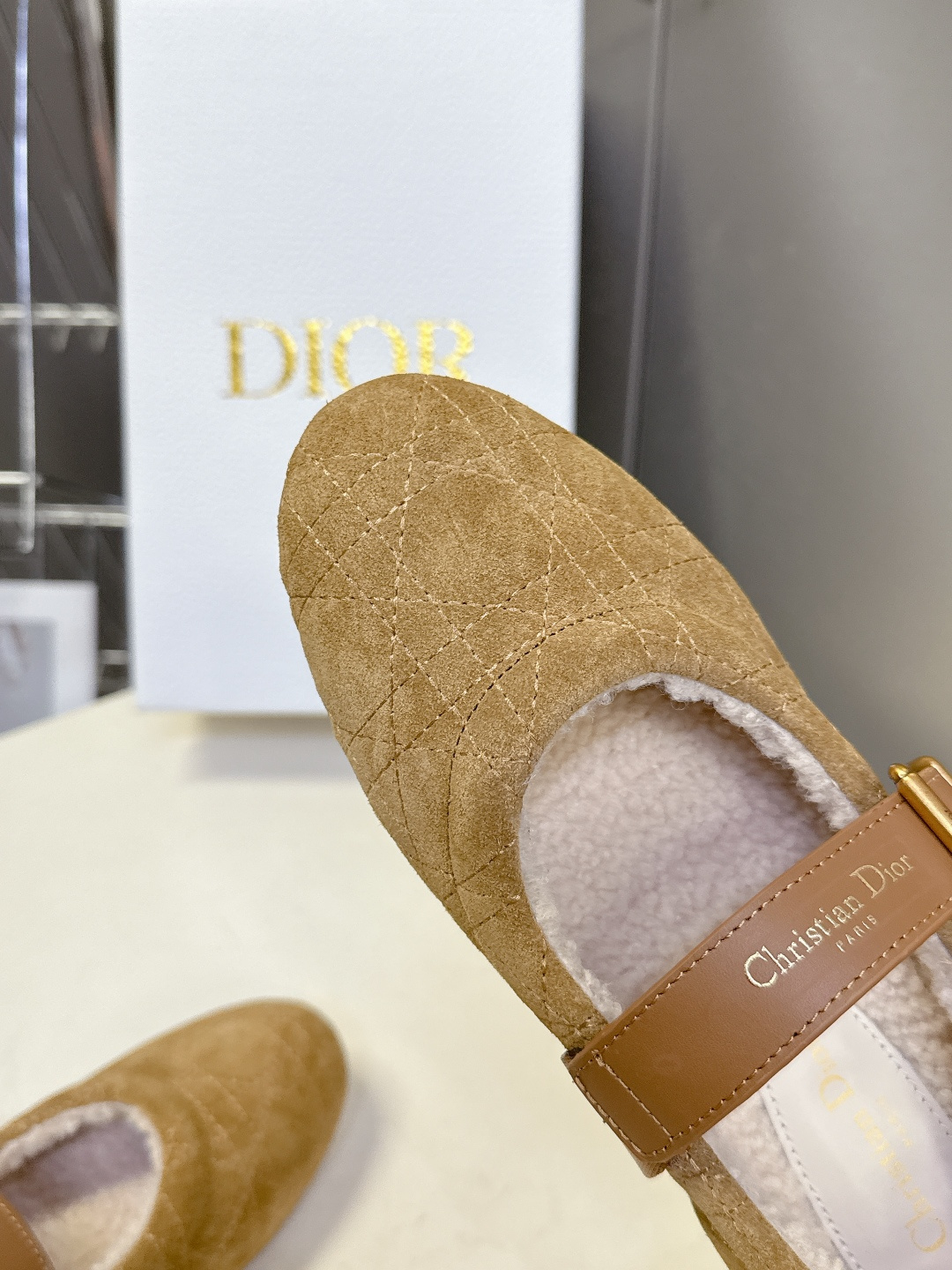 Dior迪奥秋冬最新款 毛毛鞋玛丽珍 芭蕾舞鞋 超多明星网红种草 芭蕾鞋经典的迪奥藤格纹元素 罗纹带子上