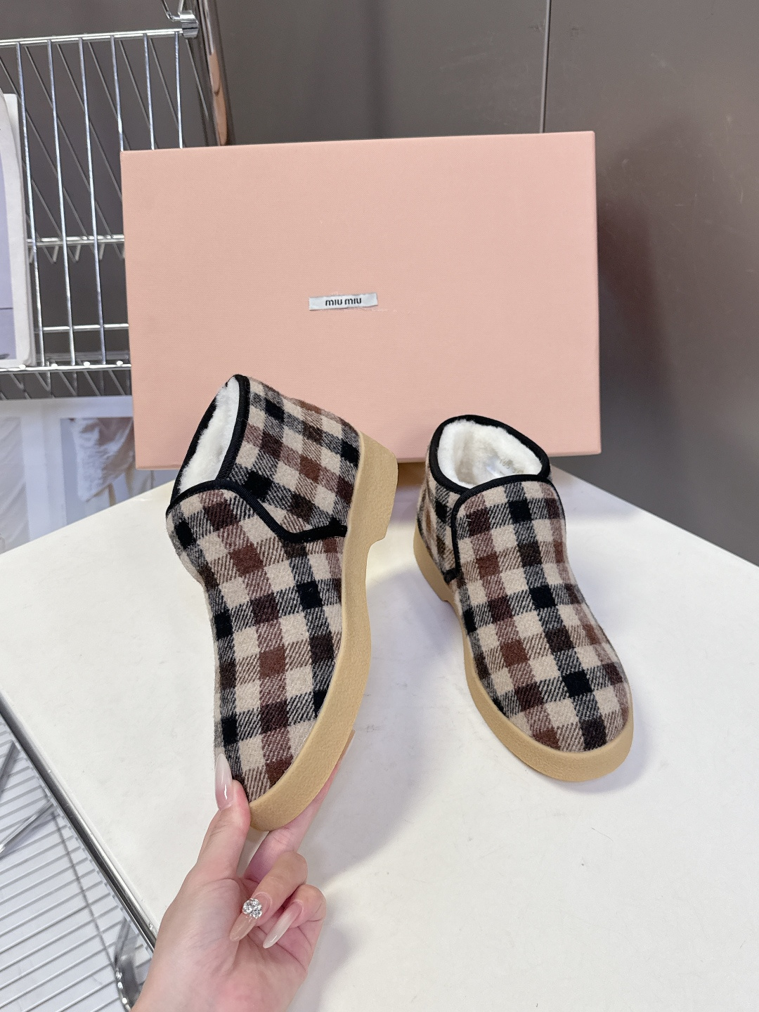 MiuMiu缪缪最新走秀款复古毛毛鞋 一脚蹬短靴官方秀场出镜率最高的单品 超多明星时尚博主种草 miu系