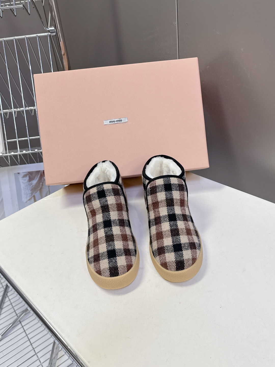 MiuMiu缪缪最新走秀款复古毛毛鞋 一脚蹬短靴官方秀场出镜率最高的单品 超多明星时尚博主种草 miu系