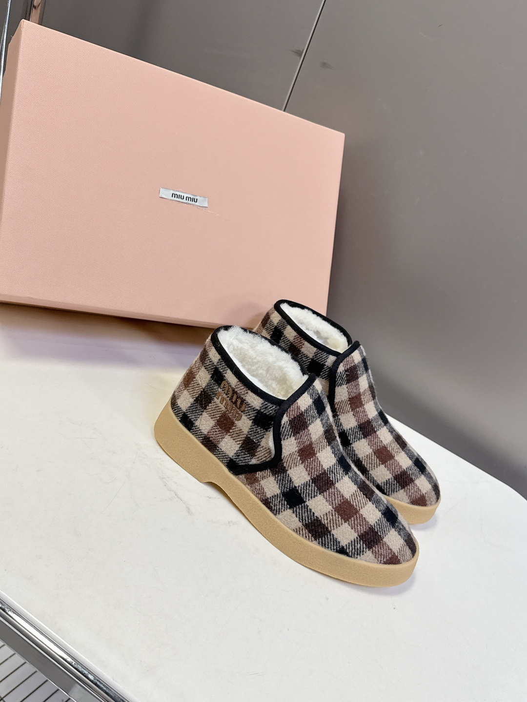 MiuMiu缪缪最新走秀款复古毛毛鞋 一脚蹬短靴官方秀场出镜率最高的单品 超多明星时尚博主种草 miu系