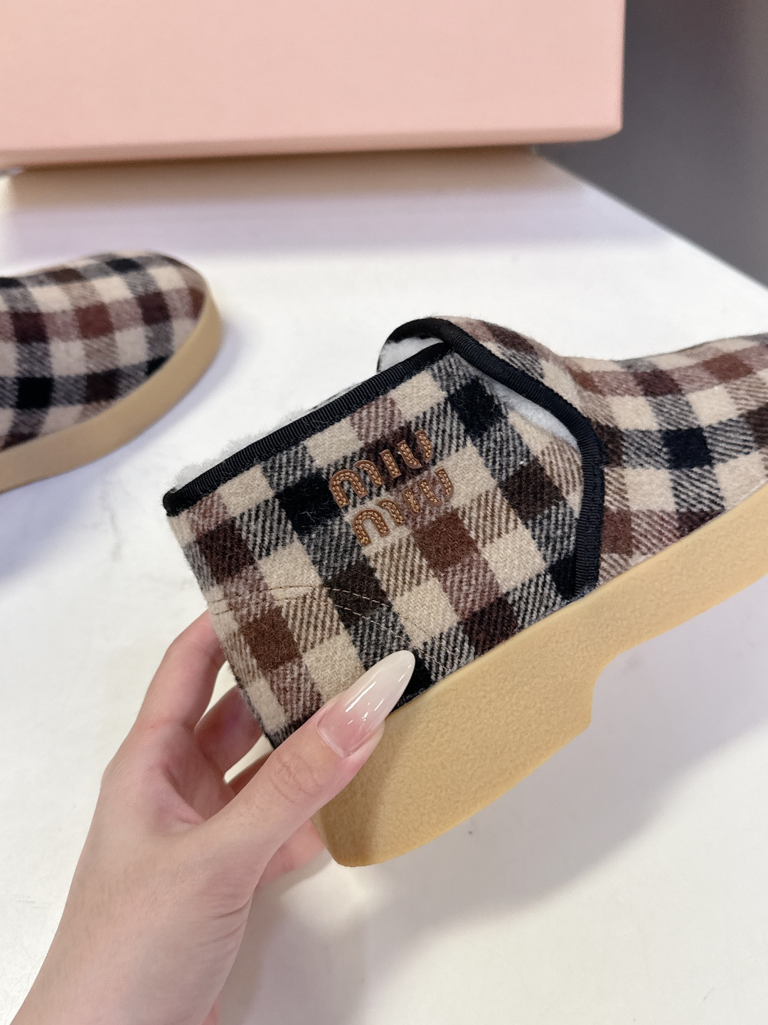 MiuMiu缪缪最新走秀款复古毛毛鞋 一脚蹬短靴官方秀场出镜率最高的单品 超多明星时尚博主种草 miu系